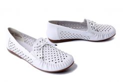 RIEKER L6352-80 white, półbuty damskie. Białe półbuty damskie Rieker, na lato, w ażurowe wzory, bez obcasa, bez zapięcia. Za 319.90 zł.