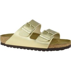 Klapki Birkenstock Arizona Bf 1016111 złoty. Żółte klapki damskie bez wzorów, ze skóry, bez obcasa, bez zapięcia. Za 602.42 zł.