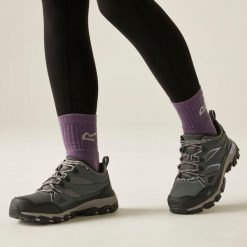 Damskie wodoodporne buty do chodzenia Holcombe III. Niebieskie obuwie trekkingowe damskie Regatta, z materiału, bez zapięcia. Za 189.99 zł.