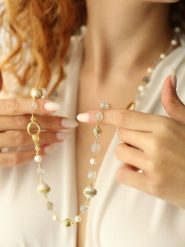 Pierres delicates Pozłacany naszyjnik z elementami ozdobnymi - dł. 50 cm rozmiar: onesize. Białe naszyjniki damskie Pierres delicates, z ametystem, pozłacane. Za 86.99 zł.