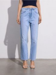 Jeansy straight - niebieski. Niebieskie jeansy damskie Reserved. W wyprzedaży za 39.99 zł.