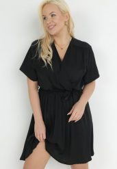 Czarna Sukienka z Kopertowym Dekoltem Wiązanym Paskiem i Gumką w Pasie Vung. Czarne sukienki damskie Born2be, bez wzorów, bez ramiączek. Za 139.99 zł.