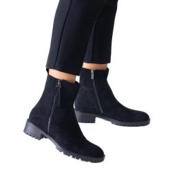 Czarne wysokie botki na platformie eko-zamsz Zahra. Czarne botki damskie na jesień, z materiału, eleganckie, bez obcasa, na platformie, bez zapięcia. Za 135.07 zł.