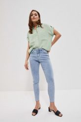 Jeansy medium waist z kieszeniami błękitne. Niebieskie jeansy damskie MOODO, bez wzorów, z bawełny. W wyprzedaży za 51.99 zł.