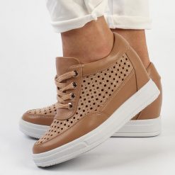 Beżowe sneakersy damskie M.Daszyński Sa143-15. Brązowe obuwie sportowe damskie M.Daszyński, ze skóry, bez zapięcia. Za 119.00 zł.