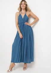 Granatowa Sukienka Wiskozowa Rozkloszowana z Wiązaniem na Szyi Frines. Niebieskie sukienki damskie Born2be, z aplikacjami, z wiskozy, eleganckie, bez ramiączek. Za 119.99 zł.