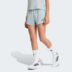 Szorty Pacer Essentials Knit High-Rise. Białe obuwie sportowe damskie Adidas, z materiału, bez zapięcia, na fitness i siłownię. Za 129.00 zł.