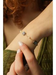 Pierres delicates Pozłacana bransoletka z labradorytami rozmiar: onesize. Niebieskie bransoletki damskie Pierres delicates, pozłacane. Za 63.95 zł.