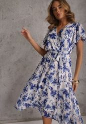 Niebieska Kopertowa Sukienka z Wiązanym Paskiem w Kwiatowy Print z Brokatem Runewea. Niebieskie sukienki damskie Renee, bez wzorów, boho, bez ramiączek. Za 109.99 zł.