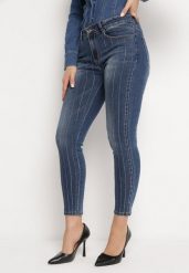 Granatowe Jeansy Regular z Wysokim Stanem Ozdobione Cyrkoniami i Przetarciami Lofia. Niebieskie jeansy damskie Born2be, z podwyższonym stanem. Za 34.99 zł.