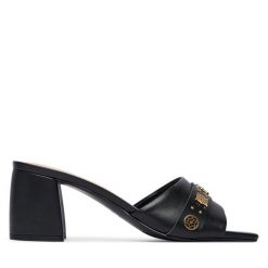 Klapki Guess. Czarne klapki damskie Guess, z aplikacjami, bez obcasa, bez zapięcia. Za 549.99 zł.