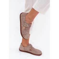 Zamszowe Półbuty Barefoot Damskie Z Klamrą Zazoo N1261 Beżowe beżowy. Brązowe półbuty damskie bez wzorów, z zamszu, bez obcasa, bez zapięcia. Za 460.29 zł.