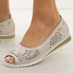 Białe skórzane półbuty damskie M.Daszyński Ol27-1. Białe półbuty damskie M.Daszyński, na lato, w ażurowe wzory, ze skóry, z otwartym noskiem, bez obcasa, na płaskiej podeszwie, bez zapięcia. W wyprzedaży za 197.10 zł.