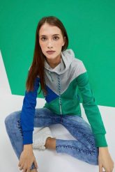 Bluza z kapturem zielona. Zielone bluzy damskie MOODO, xs, bez wzorów, z bawełny, z kapturem. W wyprzedaży za 74.99 zł.