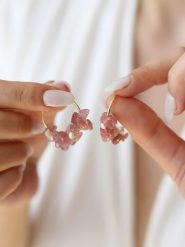 Pierres delicates Pozłacane kolczyki-półkreole z kwarcem różowym rozmiar: onesize. Czerwone kolczyki damskie Pierres delicates, z kwarcem, pozłacane. Za 39.99 zł.