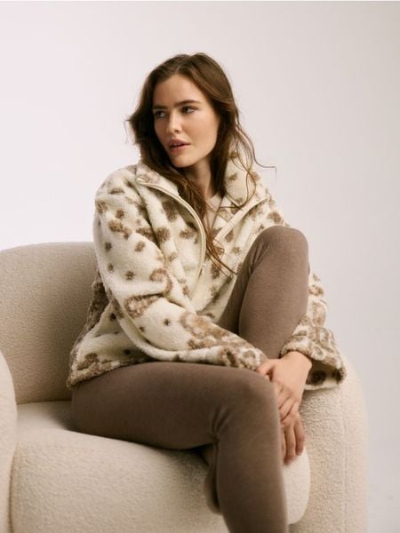 Bluza z imitacji baranka - złamana biel. Bluzy damskie Reserved, l, bez wzorów, bez kaptura. Za 129.99 zł.