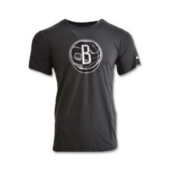 Koszulka uniwersalna damska Nike Brooklyn Nets Essential. Szare bluzki damskie Nike, uniwersalny, bez wzorów, bez kołnierzyka, bez ramiączek. Za 124.00 zł.