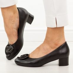 Czarne czółenka damskie na obcasie Potocki 12769. Czarne czółenka damskie POTOCKI, bez wzorów, z materiału, z okrągłym noskiem, bez obcasa, na obcasie. W wyprzedaży za 166.32 zł.