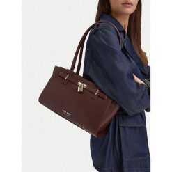 Torebka Nine West. Brązowe torebki klasyczne damskie Nine West, bez dodatków. Za 279.99 zł.