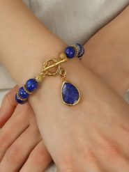 L'Atelier de Gaia Pozłacana bransoletka z lapis lazuli i szafirem rozmiar: onesize. Niebieskie bransoletki damskie L'Atelier de Gaia, pozłacane. Za 66.45 zł.