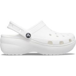 Klapki Crocs Model Classic Platform Clog W Kolor Biały. Białe klapki damskie Crocs, bez wzorów, z gumy, bez obcasa, bez zapięcia. Za 278.00 zł.