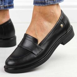 Czarne skórzane Polskie mokasyny damskie Deoni D610. Czarne mokasyny damskie Deoni, na jesień, ze skóry, z okrągłym noskiem, bez obcasa. Za 419.00 zł.