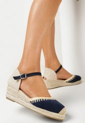 Granatowe Sandały na Plecionej Koturnie Septi. Niebieskie sandały damskie Born2be, bez wzorów, bez obcasa, na koturnie, bez zapięcia. Za 79.99 zł.