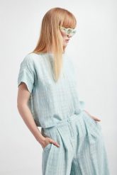 Bluzka damska EMPORIO ARMANI. Bluzki damskie Emporio Armani, bez wzorów, bez kołnierzyka, bez ramiączek. W wyprzedaży za 643.22 zł.