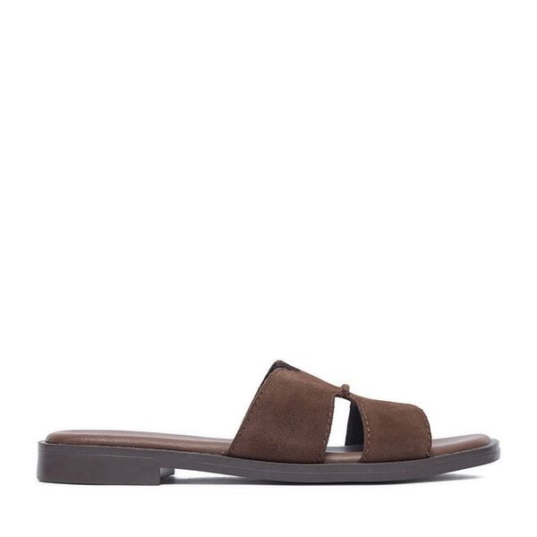 Klapki Lasocki. Brązowe klapki damskie Lasocki, bez wzorów, bez obcasa, bez zapięcia. Za 139.99 zł.