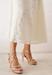 Szampańskie Eleganckie Sandały VICES na Szpilce z Przeplatanymi Paskami Adreviana. Żółte sandały damskie Born2be, bez wzorów, z satyny, bez obcasa, na obcasie, bez zapięcia. Za 119.99 zł.