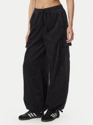 Adidas Spodnie materiałowe Corduroy 3S Cargo KQ6429 Czarny Relaxed Fit. Czarne spodnie materiałowe damskie Adidas, bez wzorów, z materiału. Za 399.99 zł.