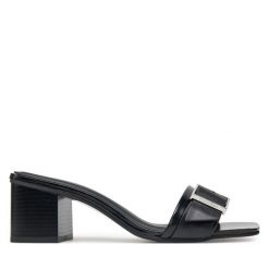 Klapki Calvin Klein. Czarne klapki damskie Calvin Klein, bez wzorów, bez obcasa, bez zapięcia. Za 409.99 zł.