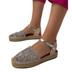 Srebrne sandały espadryle ażurowe srebrny. Szare sandały damskie w ażurowe wzory, z tkaniny, z okrągłym noskiem, bez obcasa, na platformie, bez zapięcia. Za 81.09 zł.