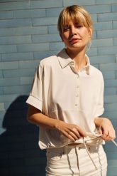 Bluza z kołnierzykiem i krótkimi rękawami beżowa. Brązowe bluzy damskie MOODO, l, bez wzorów, z bawełny, bez kaptura. Za 99.99 zł.