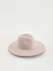 Wełniany kapelusz fedora - kremowy. Białe kapelusze damskie Reserved, bez wzorów, z wełny. W wyprzedaży za 45.99 zł.