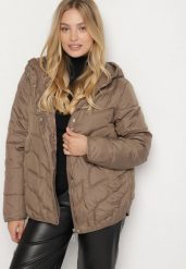 Brązowa Pikowana Kurtka Przejściowa o Klasycznym Kroju z Kapturem Tavitte. Brązowe kurtki damskie Born2be, plus size, z aplikacjami, z jeansu, z kapturem. Za 209.99 zł.