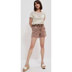 Szorty jeansowe high waist karmelowe. Szorty damskie MOODO, bez wzorów, z bawełny, z podwyższonym stanem. W wyprzedaży za 32.99 zł.