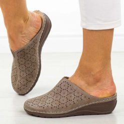 Khaki klapki damskie na koturnie Potocki 24301. Brązowe klapki damskie POTOCKI, bez wzorów, z jeansu, bez obcasa, na koturnie, bez zapięcia. W wyprzedaży za 116.10 zł.