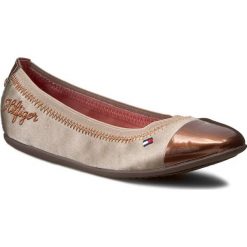 Baleriny TOMMY HILFIGER - Dana 2C FG56819714 Taupe/Copper 255. Brązowe baleriny dziewczęce Tommy Hilfiger, z materiału. W wyprzedaży za 189.00 zł.