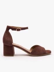 Ciemnobrązowe sandały na słupku. Brązowe sandały damskie Ryłko, bez wzorów, ze skóry, z okrągłym noskiem, bez obcasa, na obcasie, bez zapięcia. Za 399.99 zł.