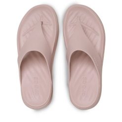 Japonki Crocs. Czerwone klapki damskie Crocs, bez wzorów, bez obcasa, bez zapięcia. Za 179.99 zł.