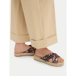Klapki Liu Jo. Brązowe klapki damskie Liu Jo, bez wzorów, bez obcasa, bez zapięcia. Za 258.99 zł.