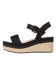 Pepe Jeans FOOTWEAR Sandały w kolorze czarnym na koturnie rozmiar: 37. Czarne sandały damskie Pepe Jeans FOOTWEAR, bez wzorów, z jeansu, z otwartym noskiem, bez obcasa, na koturnie, bez zapięcia. Za 127.35 zł.