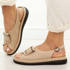 Beżowe skórzane sandały damskie T.Sokolski 475. Brązowe sandały damskie Sokolski, z aplikacjami, z jeansu, bez obcasa, na platformie, bez zapięcia. Za 219.00 zł.