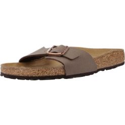 Klapki damskie Birkenstock 040093. Brązowe klapki damskie Birkenstock, bez wzorów, z materiału, z otwartym noskiem, bez obcasa, bez zapięcia. Za 380.66 zł.