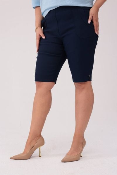 Komfortowe czarne spodnie bermudy PLUS SIZE XXL OVERSIZE. Czarne spódnice damskie Nasi partnerzy, plus size, bez wzorów, z elastanu, mini. W wyprzedaży za 85.90 zł.