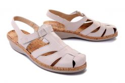 SUAVE 720137-8 natural, sandały damskie. Brązowe sandały damskie Suave, bez wzorów, bez obcasa, na koturnie, bez zapięcia. Za 315.92 zł.