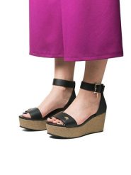 U.S. Polo Assn. Sandały w kolorze czarnym na koturnie rozmiar: 38. Czarne sandały damskie U.S. Polo Assn., bez wzorów, z otwartym noskiem, bez obcasa, na koturnie, bez zapięcia. Za 217.99 zł.