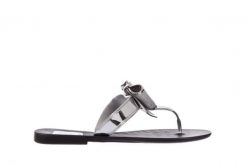 Japonki T&G Fashion 22-118 Black, Czarny/ Srebro, Guma - 37. Czarne klapki damskie TG, z aplikacjami, z gumy, bez obcasa, bez zapięcia. W wyprzedaży za 26.10 zł.