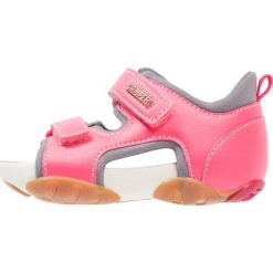 Camper OUS Sandały trekkingowe medium pink. Czerwone sandały chłopięce Camper, z materiału, z otwartym noskiem. W wyprzedaży za 194.35 zł.